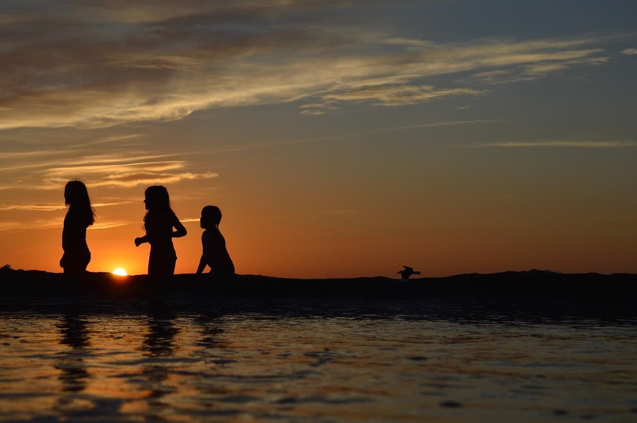 Team beach games for everyone – ideas for active fun by the sea